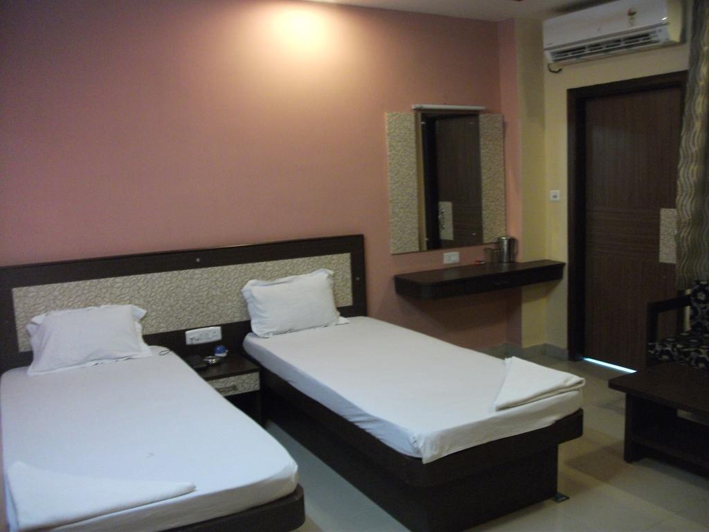 Hotel Parshuram Guwahati Exteriör bild