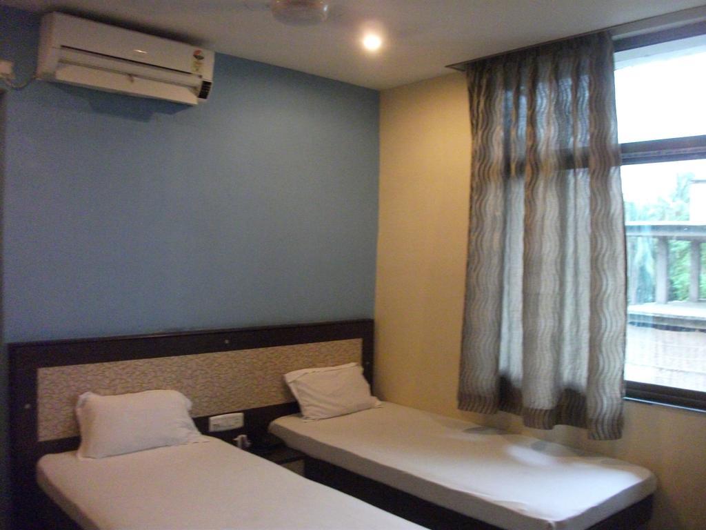 Hotel Parshuram Guwahati Exteriör bild