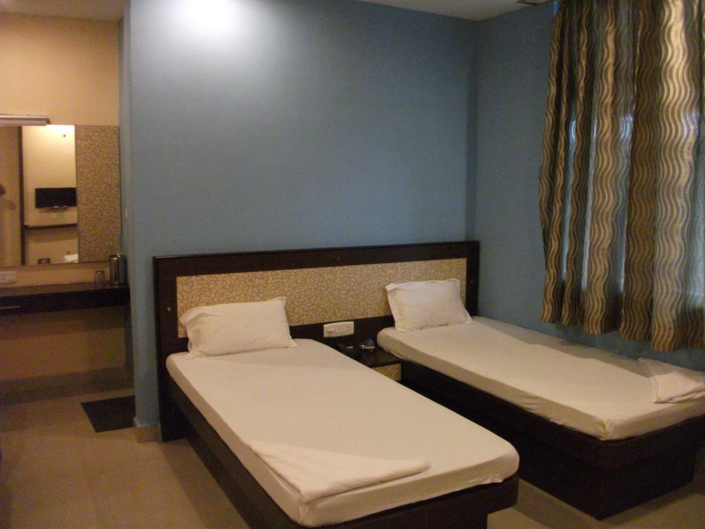 Hotel Parshuram Guwahati Exteriör bild