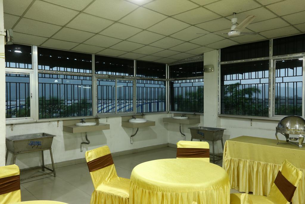 Hotel Parshuram Guwahati Exteriör bild